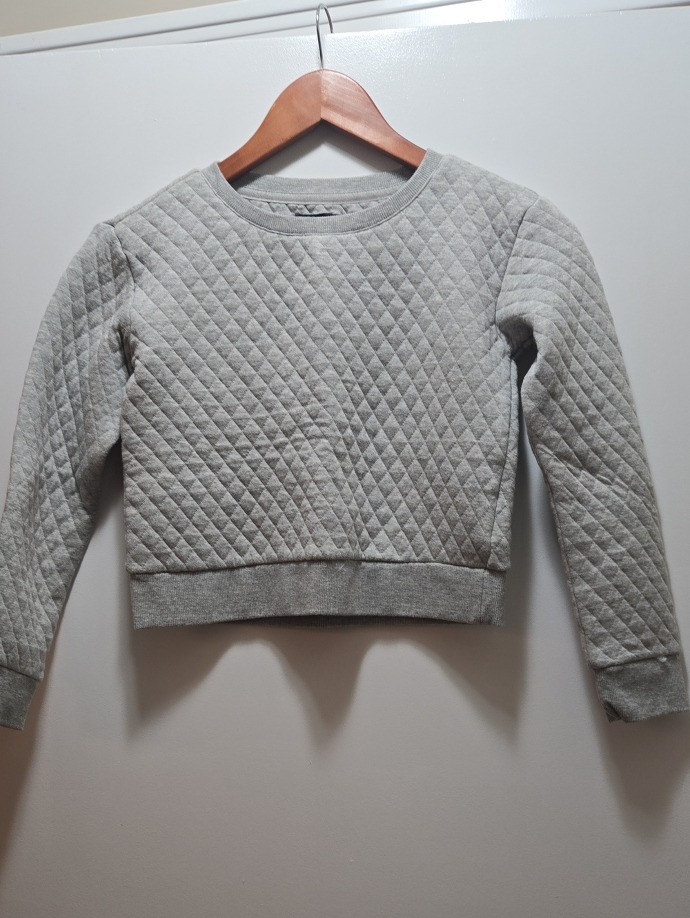 GAP Quilted Crewneck Cropped Sweatshirt in Light Gray